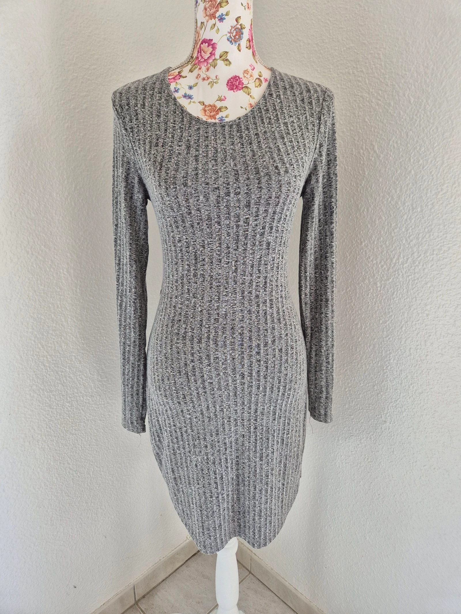 Robe pull côtelée Allyson Collection L grise dos ouvert manches longues moulante chic